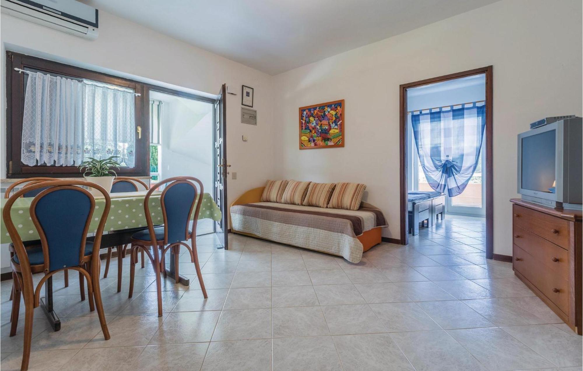 2 Bedroom Beautiful Apartment In Savudrija
