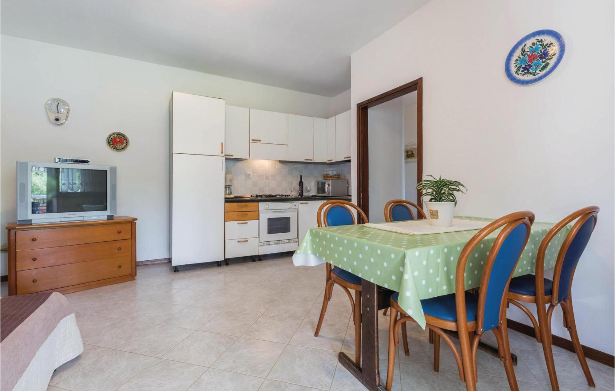 2 Bedroom Beautiful Apartment In Savudrija Apartment *